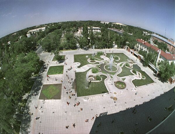 Вид из здания ЦУМа Айчурек на фонтаны, 1980 год - Sputnik Кыргызстан