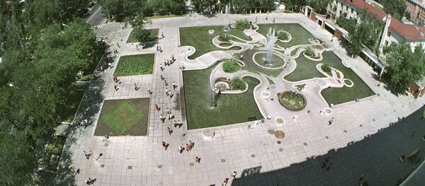 Вид на фонтан у ЦУМа в городе Фрунзе (Бишкек). Архивное фото - Sputnik Кыргызстан