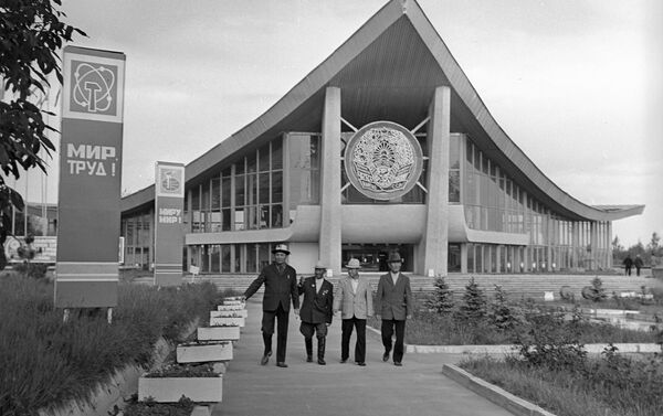 Главный павильон Выставки достижений народного хозяйства Киргизии в городе Фрунзе, начало 80-х годов - Sputnik Кыргызстан