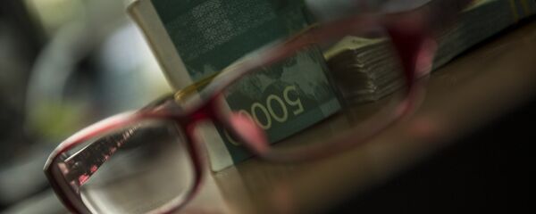 Деньги и очки. Архивное фото - Sputnik Кыргызстан