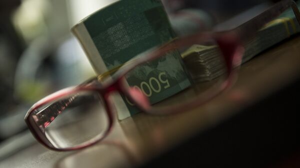 Очки и деньги на столе. Архивное фото - Sputnik Кыргызстан