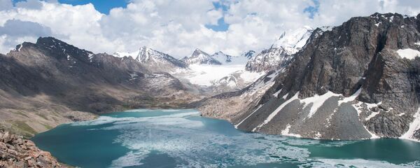 Озеро Ала-Куль в горах хребта Терскей-Алатау Центрального Тянь-Шаня. Архивное фото - Sputnik Кыргызстан