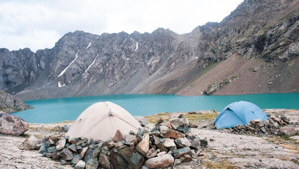 Палатки у горного озера в Кыргызстане. Архивное фото - Sputnik Кыргызстан