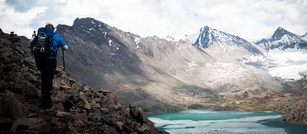 Турист у озера Ала-Куль. Архивное фото - Sputnik Кыргызстан