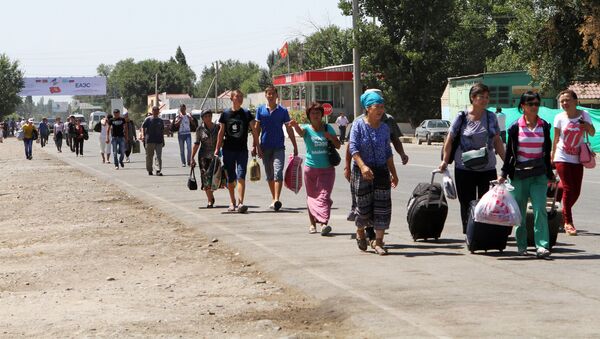 Люди в очереди на контрольно-пропускном пункте Ак-Жол на границе Кыргызстана и Казахстана. Архивное фото - Sputnik Кыргызстан