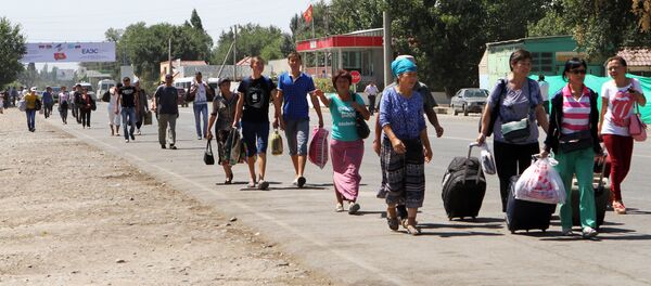 Ак-жол чек арасына бара аткан жарандар. Архив - Sputnik Кыргызстан