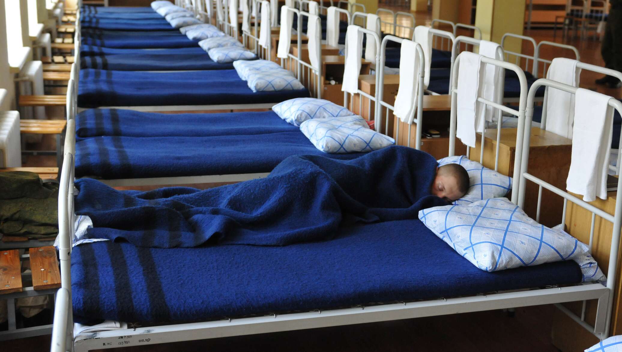 Современная казарма вс рф. Расширить казарму world of tanks. Казарма внутри. Казарма внутри. Кровати в армии.