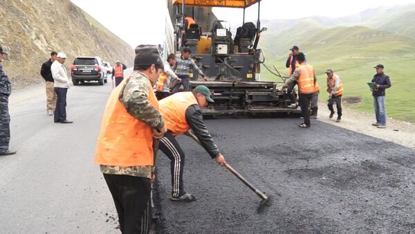 Дороги, техника и сжатые сроки — строительство дорог в Нарыне - Sputnik Кыргызстан