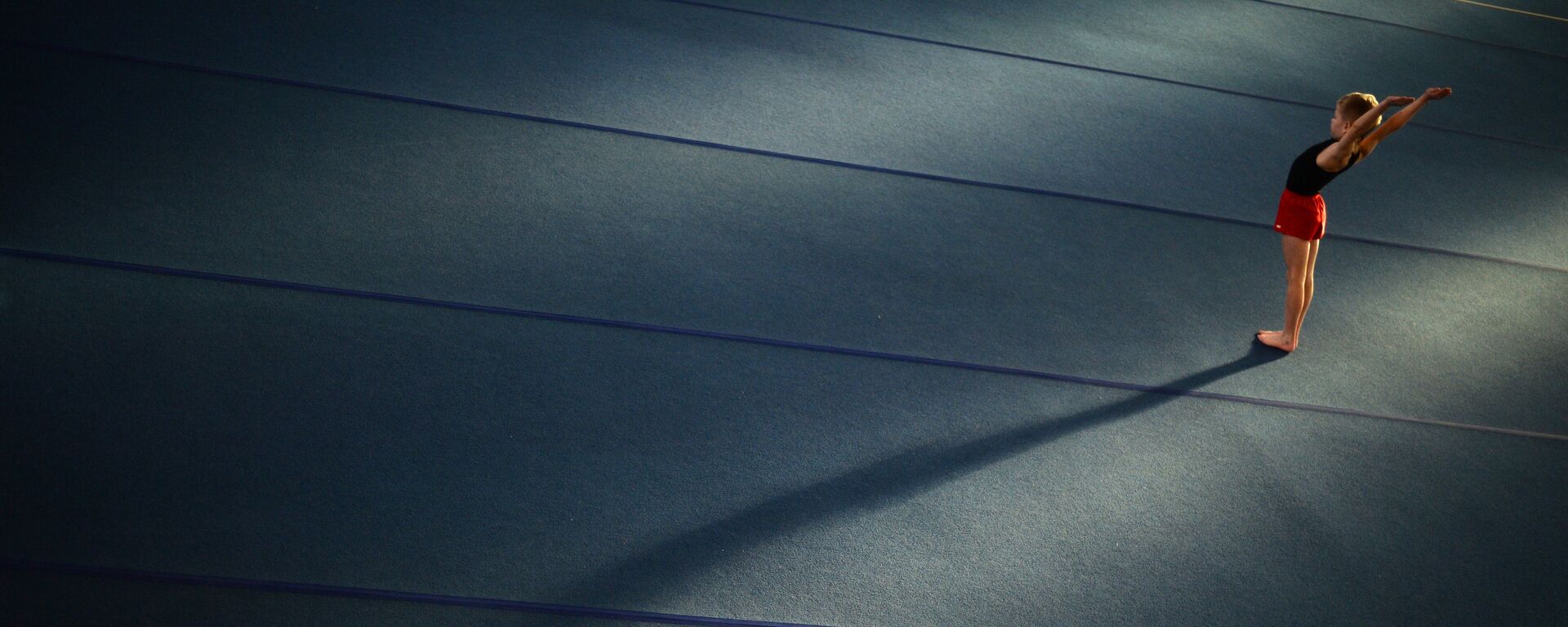 Девочка на тренировке по гимнастике - Sputnik Кыргызстан, 1920, 19.02.2026