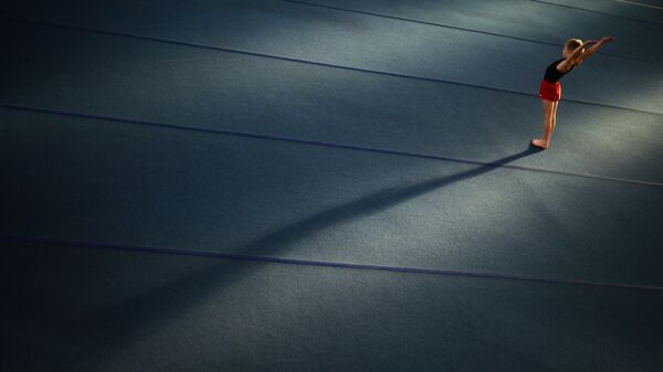 Девочка на тренировке по гимнастике - Sputnik Кыргызстан