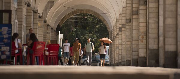 Люди проходят через арки на площади Ала-Тоо в центре Бишкека. Архивное фото - Sputnik Кыргызстан