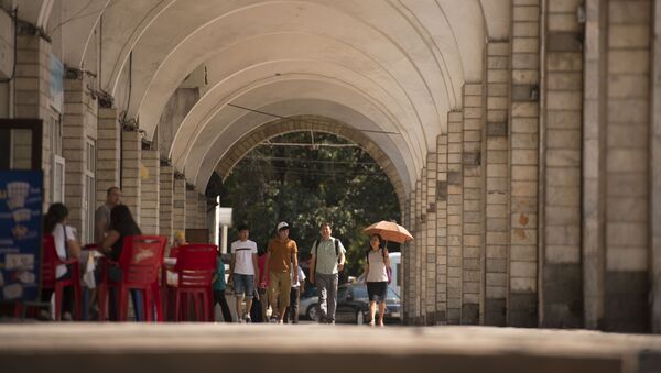 Люди проходят через арки на площади Ала-Тоо в центре Бишкека. Архивное фото - Sputnik Кыргызстан