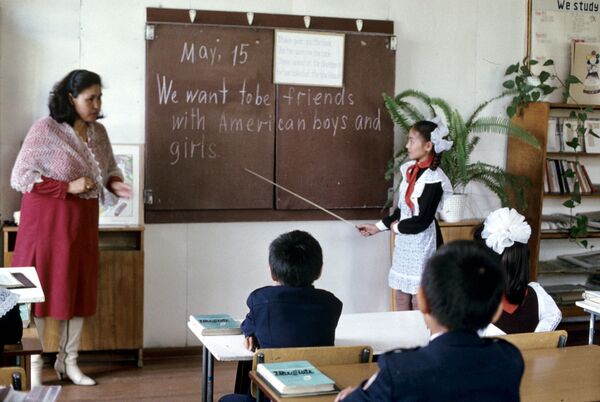 Урок английского языка в средней школе. Архивное фото - Sputnik Кыргызстан