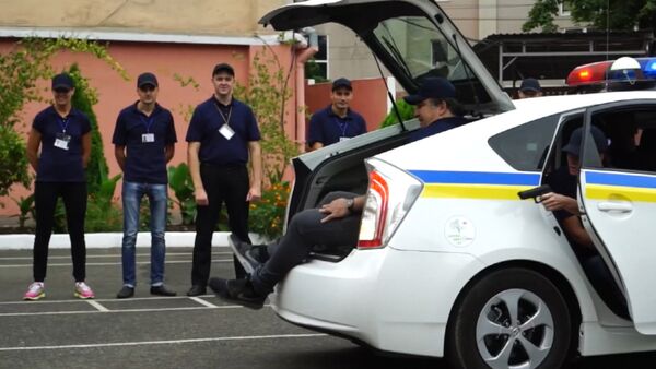 Саакашвили с трудом влез в багажник патрульной машины на учениях в Одессе - Sputnik Кыргызстан