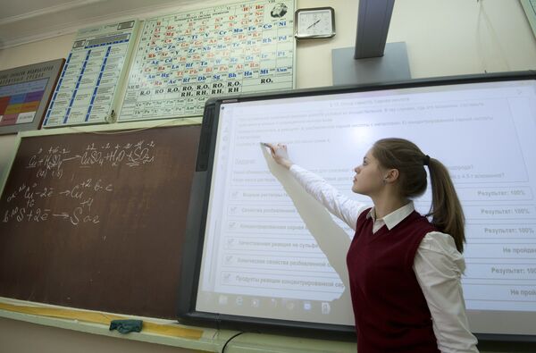Мектептеги интерактивдик тактачанын алдындагы окуучу. Архив - Sputnik Кыргызстан