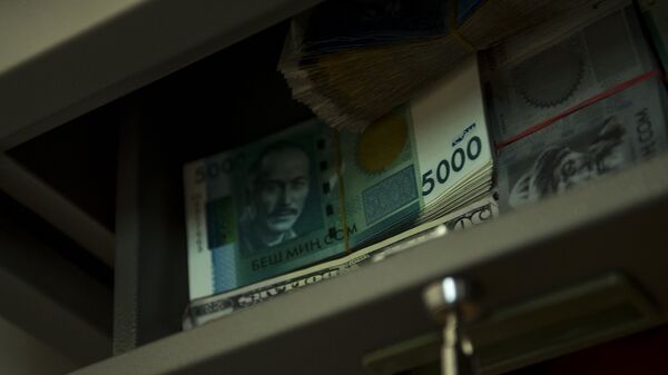 Национальная валюта в сейфе. Архивное фото - Sputnik Кыргызстан