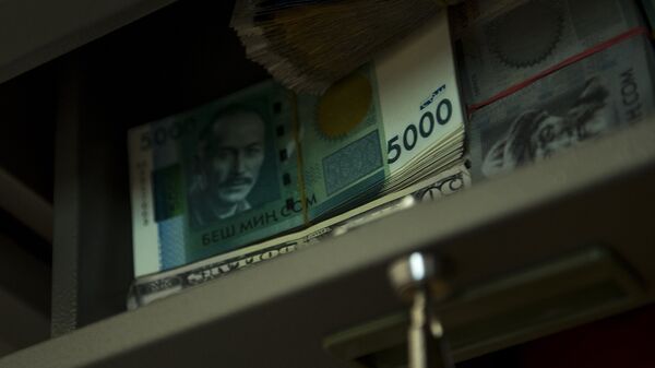 Пачки денег в сейфе. Архивное фото - Sputnik Кыргызстан