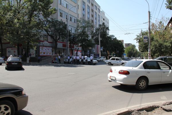Очевидцы обнаружили подозрительную сумку в районе улиц Турусбекова и Киевской - Sputnik Кыргызстан