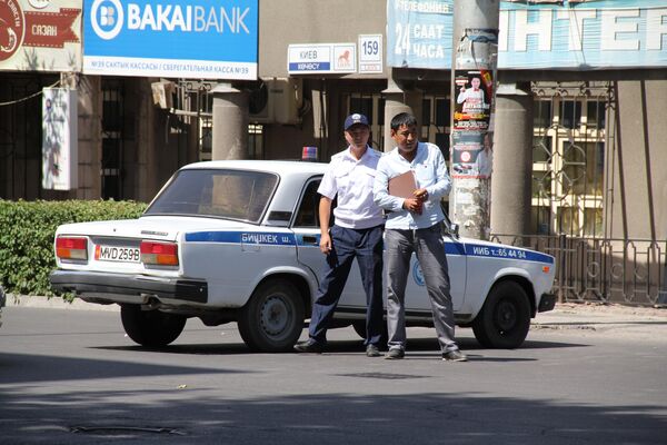 Милиция оцепила указанную территорию и попросила работников близлежащих офисов покинуть здания - Sputnik Кыргызстан