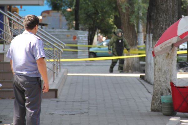 Сотрудник бригады выходит к месту обнаружения подозрительной сумки - Sputnik Кыргызстан