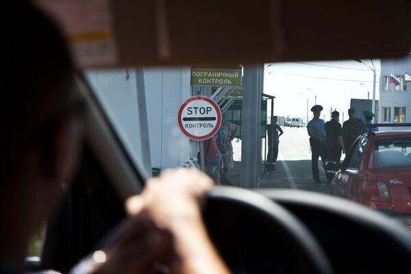 Сотрудники пограничной службы досматривают автомобильный транспорт. Архивное фото - Sputnik Кыргызстан