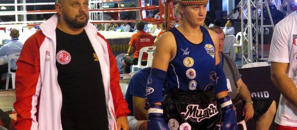 Тайбоксчу Валентина Шевченко жана анын машыктыруучусу Павел Федотов. Архив - Sputnik Кыргызстан