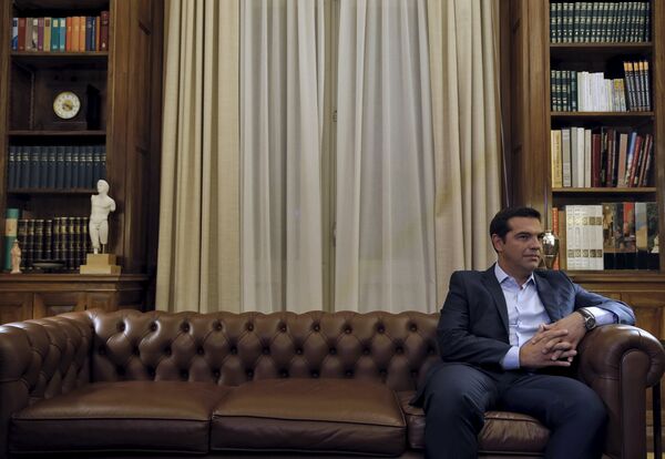 Грециянын премьер-министри Алексис Ципрас кабинетинин отставкасы жана мөөнөтсүз шайлоо тууралуу жарыялады. Шайлоо өтө турган күн тактала элек, маалыматтарга ылайык, шайлоо 20-сентябрда өтүшү болжолдонууда. Ципрас грек өкмөтүн башына жети ай мурун — 25-январда болуп өткөн мөөнөтсүз парламенттик шайлоодо СИРИЗА радикалдык солчулдар коалициясынын жеңишинен кийин келген. - Sputnik Кыргызстан