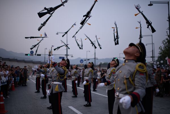 Сеулдагы параддан бир көз ирмем. Түштүк Корея япондук баскынчылыктан бошонгонунун 70 жылдыгын белгилеп жатат. - Sputnik Кыргызстан