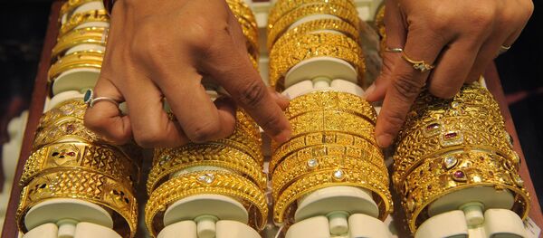 Продавец золотых ювелирных изделий в Индии. - Sputnik Кыргызстан