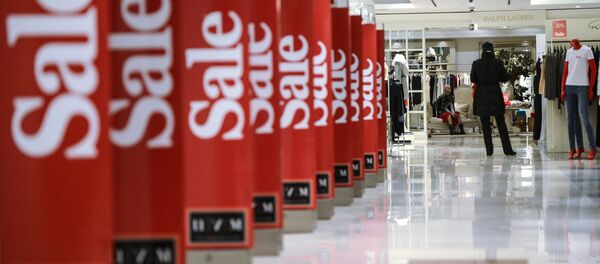 Посетители во время распродажи. Архивное фото - Sputnik Кыргызстан