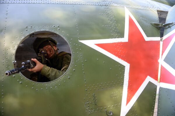 Военнослужащий на совместных учениях Коллективных сил оперативного реагирования ОДКБ. Архивное фото - Sputnik Кыргызстан