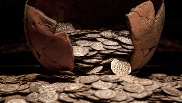 Монеты выпадают из кувшина. Архивное фото - Sputnik Кыргызстан