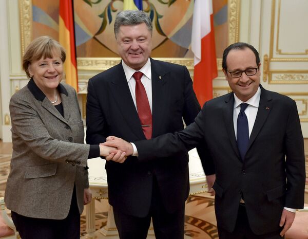 Президент Франции Франсуа Олланд (справа), президент Украины Петр Порошенко (в центре) и канцлер Германии Ангела Меркель во время встречи в Киеве. Архивное фото - Sputnik Кыргызстан