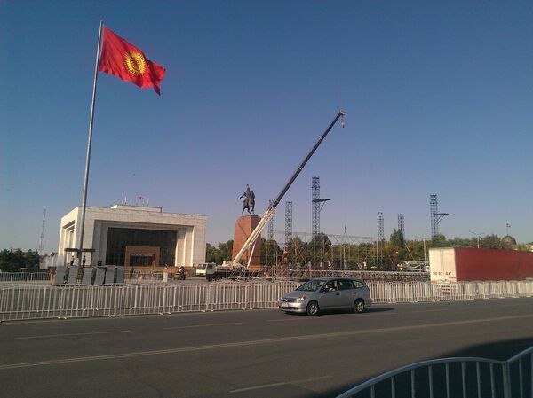 Мэрия: монтаж сцены на площади Ала-Тоо не мешает движению - Sputnik Кыргызстан