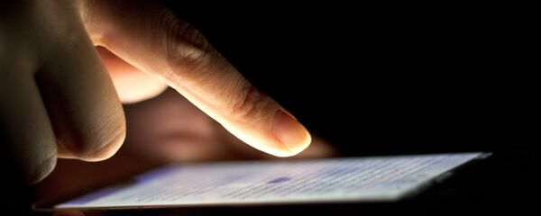 Человек со смартфоном. Архивное фото - Sputnik Кыргызстан