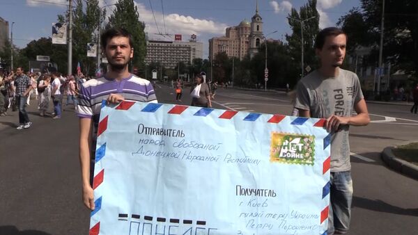 Жители Донецка несли огромное письмо Порошенко на митинге против политики Киева - Sputnik Кыргызстан