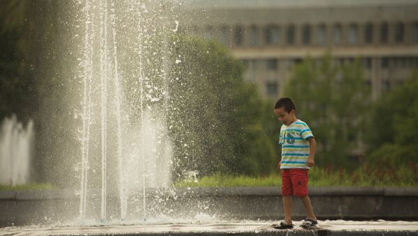 Мальчик играет возле фонтана на Центральной площади Ала-Тоо. Архивное фото - Sputnik Кыргызстан