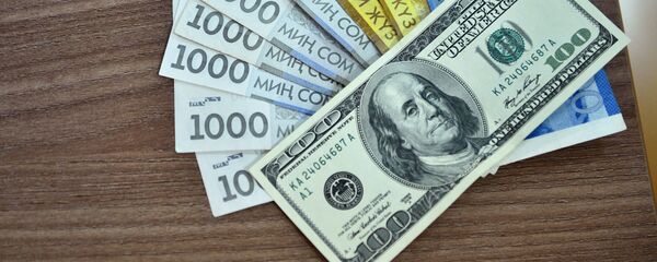 Национальная валюта и долларовая купюра - Sputnik Кыргызстан