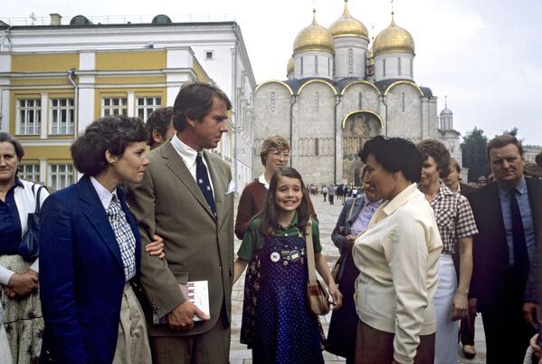 Саманта Смит с родителями на Соборной площади - Sputnik Кыргызстан