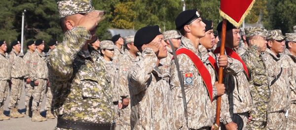 Кыргызстанский контингент ОДКБ прошел маршем и поднял флаг под Псковом - Sputnik Кыргызстан