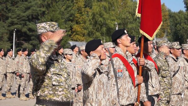 Кыргызстанский контингент ОДКБ прошел маршем и поднял флаг под Псковом - Sputnik Кыргызстан