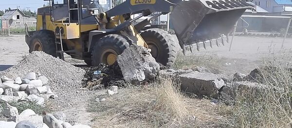 Он жыл мурун мыйзамсыз куюлган фундаментти мэрия түрттүрүп салды Он жыл мурун мыйзамсыз куюлган фундаментти мэрия түрттүрүп салды - Sputnik Кыргызстан