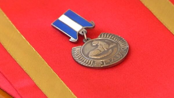 Медаль за отвагу — Атамбаев наградил чекистов со спецоперации в Бишкек - Sputnik Кыргызстан