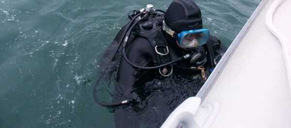 Водолаз во время поисковых работ. Архивное фото - Sputnik Кыргызстан