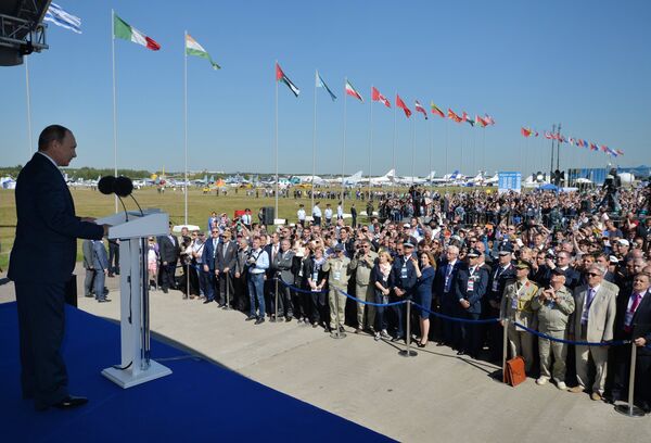 Президент РФ Владимир Путин выступает на открытии Международного авиационно-космического салона МАКС-2015 в подмосковном Жуковском. Архивное фото - Sputnik Кыргызстан