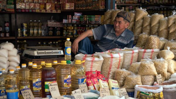 Продавец на одном из рынков Бишкека. Архивное фото - Sputnik Кыргызстан