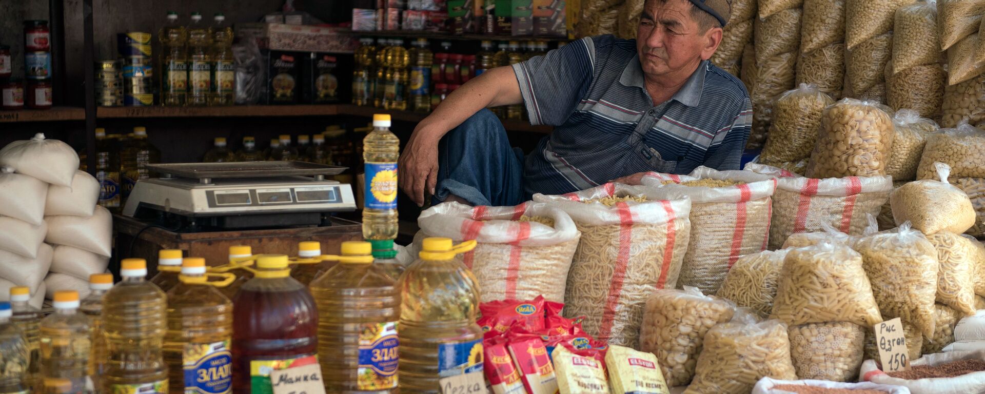 Продажа продуктов питания на рынке в Бишкеке. Архивное фото - Sputnik Кыргызстан, 1920, 05.08.2022