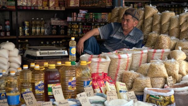 Продавец на одном из рынков Бишкека. Архивное фото - Sputnik Кыргызстан