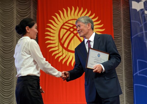 Президент Алмазбек Атамбаев билим берүү кызматкерлеринин ӀӀӀ съездинде. - Sputnik Кыргызстан