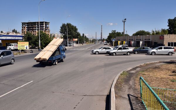 Выезд на встречную полосу движения вторым, а то и третьим рядом становится нормой при передвижении машин. - Sputnik Кыргызстан